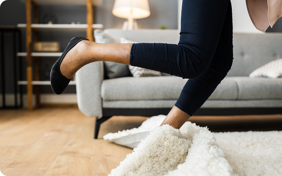 Mujer cayendo sobre la alfombra