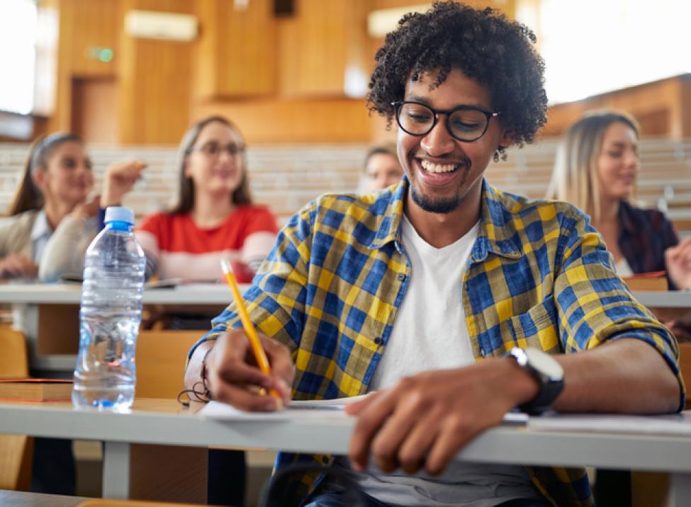 Estudiante sentado en un salón de clases